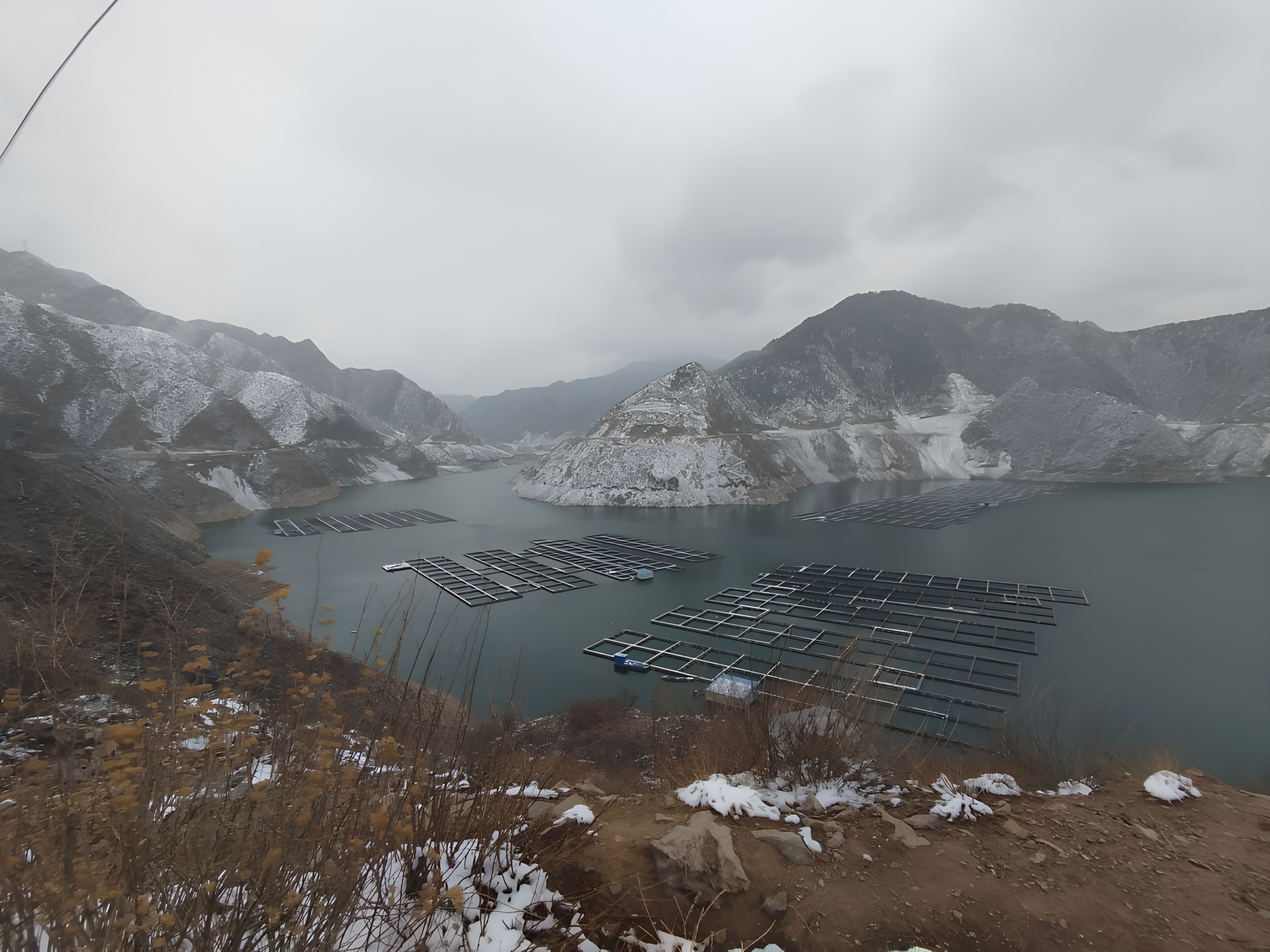 雪山環繞的養殖湖泊